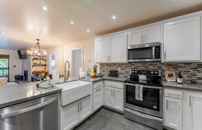 Walk to Lake, Dining+shops 5mins to Ski Resort Incline Paradise by Avantstay - Photo 16