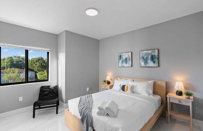 Modern 4-BR House with Free Parking - Photo 7