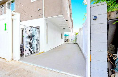 D- Hip & Stylish NoHo Family-Friendly Home near Universal & Hollywood with Patio - Hot Tub - Games - & Parking - Foto 36
