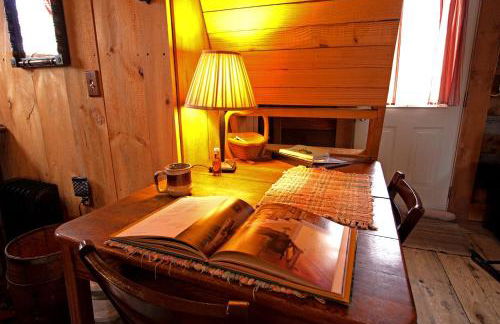 Cozy Log Cabin with an Indoor Fireplace Located on 70 Forested Acres in Leicester, Vermont - Foto 26