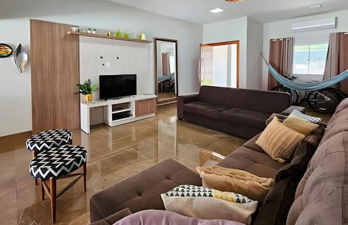 Casa ampla e confortável. Piscina e churrasqueira. - Foto 2