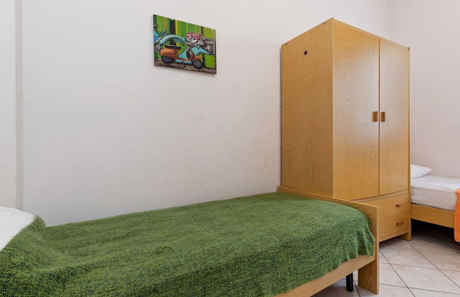 Spacious Apartment With Garden - Photo 3