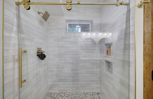 Whiskey Pines Retreat! Single Level Home, Outdoor Firepit, AC, BBQ! Sleeps 9 in Lake Harmony! - Foto 27