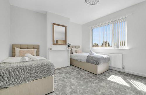 Solace Nights - Large Modern House - 4 Bedrooms - Near M6 & Spaghetti Junction - Fast WiFi - Netflix - Photo 21