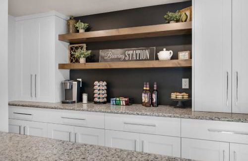 Expansive Monument Home Hot Tub and Mountain Views! - Foto 10