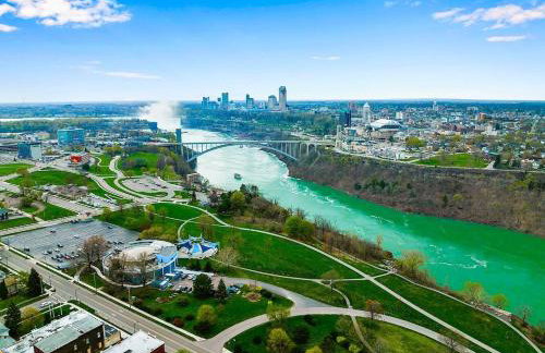 5BR Family Victorian Walk2Falls KingSuite Gameroom - Foto 26