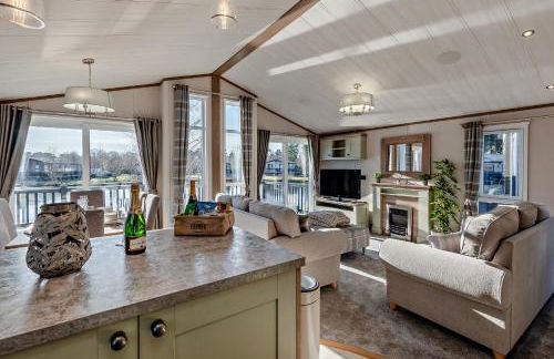 Kingfisher Lodge - Lakeside Lodge With Hot Tub - Foto 11