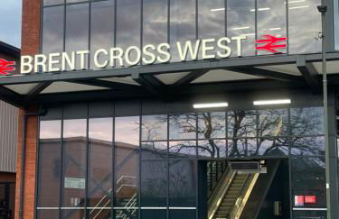 4 bedroom house with Garden, Parking & 3 mins Walking Distance from Train Station - Photo 1