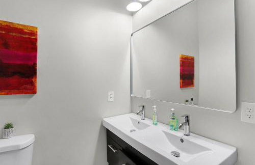 Prime location very close to downtown! - Photo 6