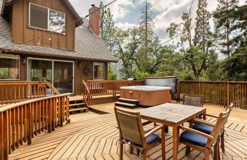 Sequoia Retreat- Spacious Cabin, Hot tub, & Sundeck - Foto 16