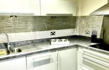 Exclusive Marina View Apartment Free Parking - Photo 28