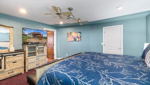 Entire 2br 2ba hilltop view home Sleeps 8 pets 4 acres Jacuzzi Central AC Kingbeds Office Free WiFi Parking Full Kitchen Refrigerator Washer Dryer Furnished Three 3 Large Sunset Dining Patios Grill Stovetop Oven Hiking Wildlife Firepit Quiet very Secluded - Photo 5