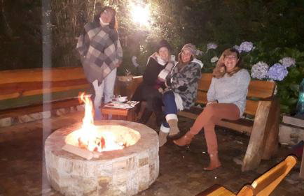 Chale de Madeira - Lareira e Fogueira---lindo gramado com mesa para café da manhã, churrasqueira e fogueira - Foto 5