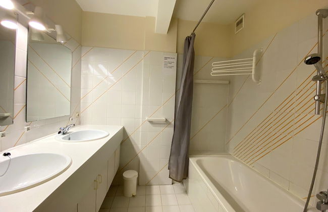 Couple Stay Near Beaches - Photo 12