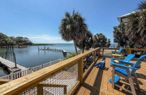 Spacious house- Deep Water Dock Pool Golf Cart Rental available - Foto 40
