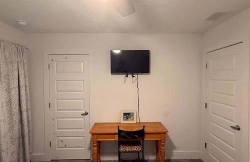 Modern Pine-Scented Retreat – 30 Mins to Beach! home - Foto 40