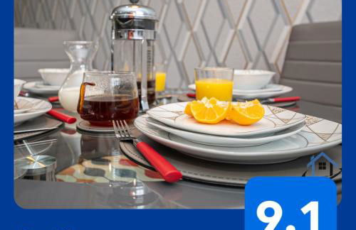 Garfield House, 3 bed house, sleeps 7, Nr Rushden Lakes, allocated parking, corporates welcome - Foto 1