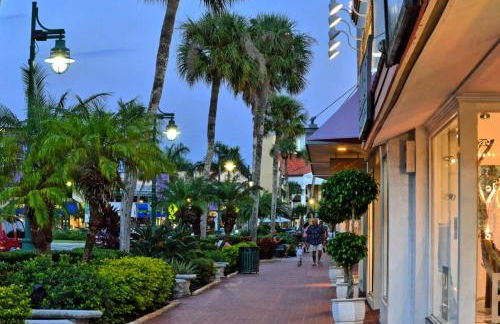 Walkable to Beach, Restaurants, Entertainment! - Photo 33