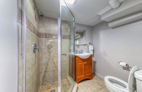 3 Bedroom Greek Revival Cottage Walk to Big House - Foto 23