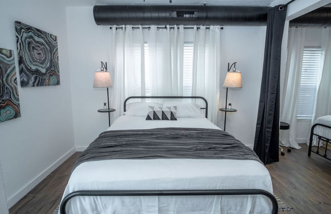 Huge Remodeled 5BR 4BA House Sleeps 20 Downtown - Photo 9