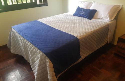 CASA COMPLETA, CENTRO, 4 Qtos, Wi-Fi, 130m quadrados, 4 Camas Casal, Churrasqueira e Apetrechos, Vasto Quintal e Varanda nos Fundos, 2 Banheiros, 9 Pessoas, Área Frontal, Garagem Coberta, Estacionamento Interno 2 Carros, Fogão a Lenha - Foto 15