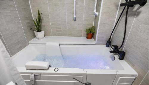 Substantial 5 bedroom townhouse with disabled access apartment, private off road parking space with EV point from 15th April 26, jaccuzi bath, Netflix and Wifi, near Argyle, boutique shops eateries and pubs - Foto 5, towels, Shower