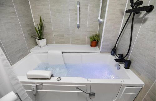 Substantial 5 bedroom townhouse with disabled access apartment, private off road parking space with EV point from 15th April 26, jaccuzi bath, Netflix and Wifi, near Argyle, boutique shops eateries and pubs - Foto 5