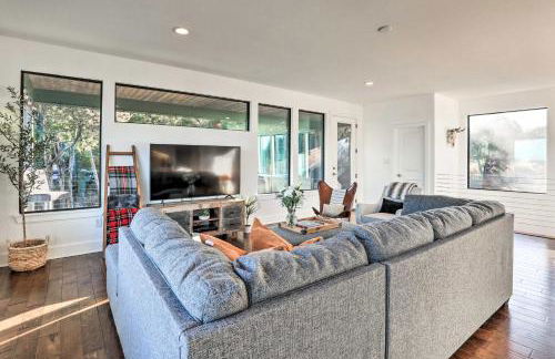 Lake Granbury Views and Game Room! Modern Escape - Foto 6