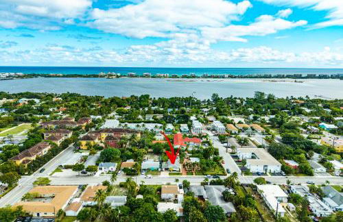 Coastal Harbor, King Bed, Pickleball Gear, Golf set, BBQ- 1 dollar rides to Beach, by Maven Vacation Rentals - Foto 5