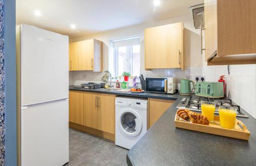 The Vogue Stay, 3 Bedrooms, 2 bathrooms, Ideal for JR & Oxford Hospitals, FREE CarPark, Conveniently located for Ring Road access, 2 miles from Oxford City Centre easy car & bus route - Foto 8