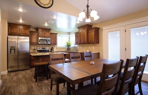 3 Car Garage Full Kitchen Large Backyard Smart TVs - Foto 26