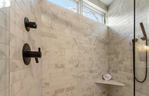 Beautiful Lakescape-4 BR Home with Heated Pool & Rec Space-Family Friendly - Foto 22