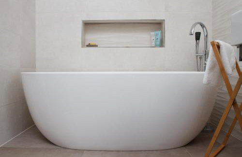 Luxury Poolside Villa - Photo 13