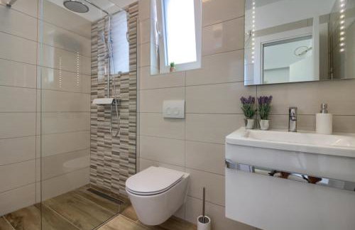 Luxury Villa with extra heated pool with hydromassage, biliard near town center and beach by WiiBuk - Foto 36