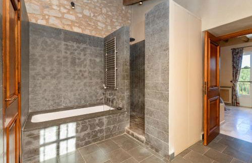 Casa de Piedra ubicada en el exclusivo wine village de Viladellops, te ofrece una experiencia única, donde el lujo y la tradición se fusionan en un entorno natural privilegiado - Foto 34