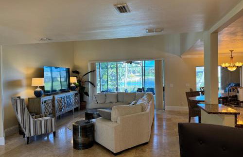 Spacious Naples Lakefront Pool Home Minutes from Downtown! - Foto 10