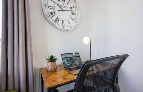 Exquisite 7 Bedroom 5 Bathroom House - Over 1900 sqft - Close to City Centre with Free Parking, Fast W-Fi and SmartTVs by Yoko Property - Foto 42