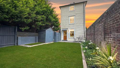 Fisherman's Cottage - Harwich Breaks - BRAND NEW - long stays available great prices - get in touch for all bookings - cottage in harwich - beach stay - Foto 1, Garden