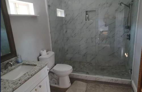 Adorable 2-bedroom guesthouse with patio - Foto 5