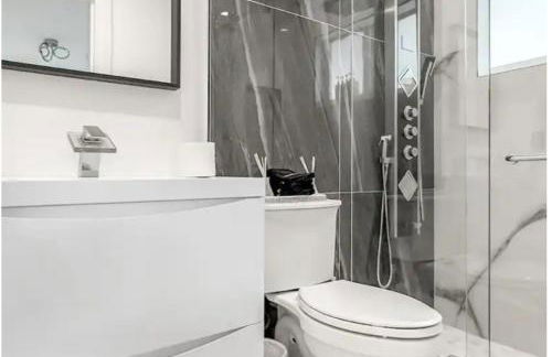 Amazing Home w Heated Pool 8 mins to the Beach - Foto 12