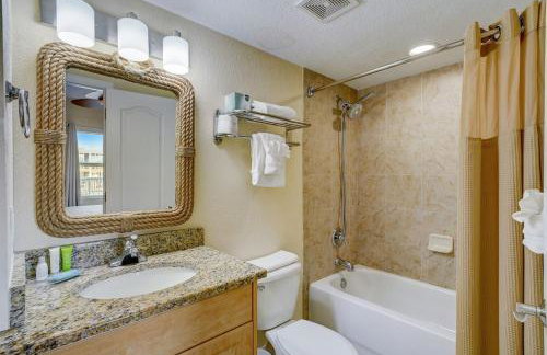 Spacious 2BR Oasis Steps to Treasure Island Beach - Foto 30