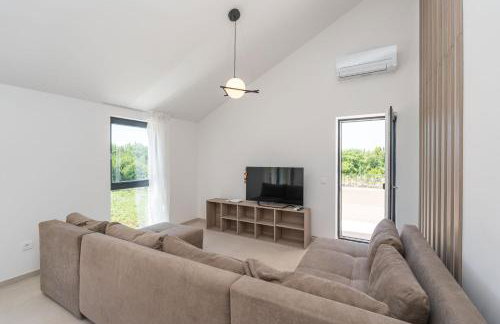 Green & Blue Five Bedroom Villa with Private Pool and Complete Privacy - Photo 14