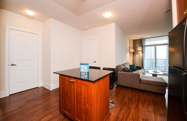 Sarkar Suites - 330 Burnhamthorpe Road - Photo 9