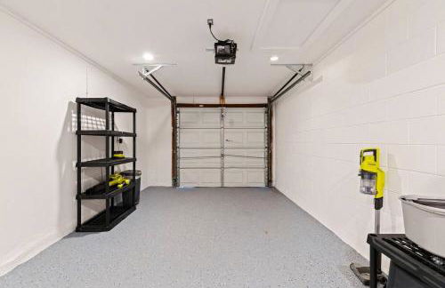 Right at Home Stays - Modern 2BR 2BA with Yard & Fireplace - Foto 10