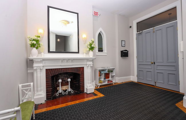 Maverick Suites at 245 Newbury St - Photo 3