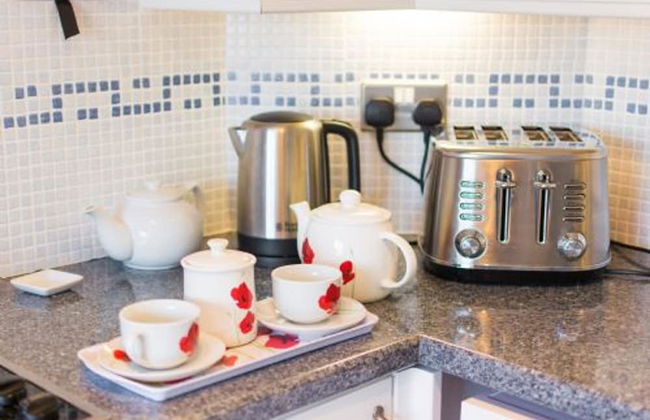 Host Stay Quayside Cottage - Photo 13