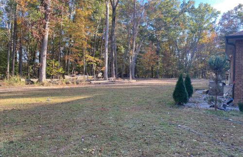 Quiet Forest Vacation home on a Private Road with Spacious Patios, Fire pit, Pet friendly and a Private pool - Foto 49