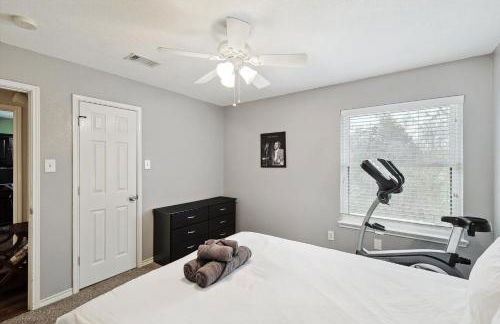 DFW Getaway - 4 Bedrooms Pool Oasis Media Room - Photo 25