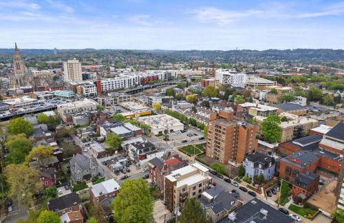 PFR Suites - Highland, 3BR 2BA Shadyside Condo, Penthouse Unit, 2 Decks, Off-Street Parking, 4th Floor Walkup - Foto 54