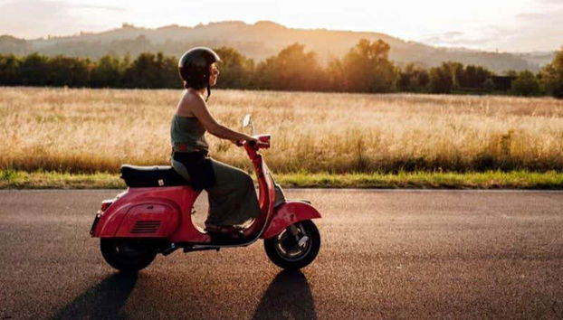 Pilotando una vespa en las afueras de Bolonia
